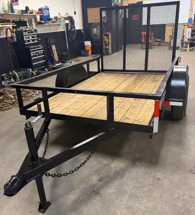 Single axle Fleaman 5‘ x 8‘ utility trailer with drop-down ramp, perfect for loading ATVs or others...