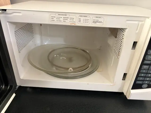 RCA Microwave in Microwaves & Cookers in Winnipeg - Image 3