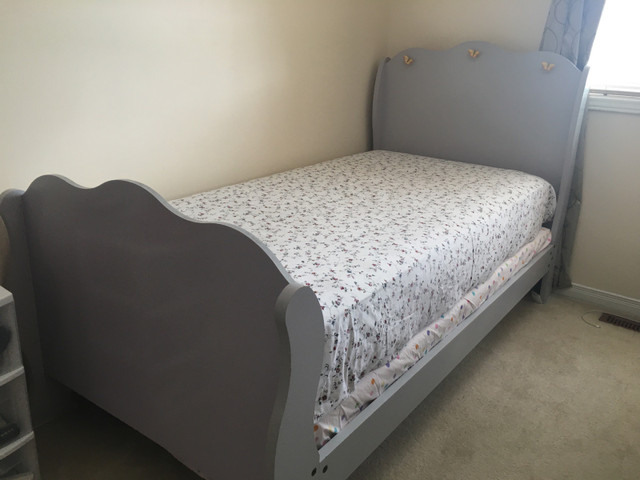 Child/Youth’s  bedroom/furniture set (5 pieces) in Multi-item in Mississauga / Peel Region