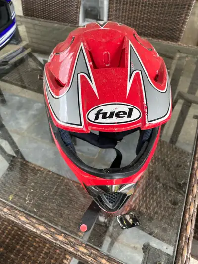 Ce casque Fuel MX4 de taille M est un article d'occasion qui a été conçu pour offrir une protection...