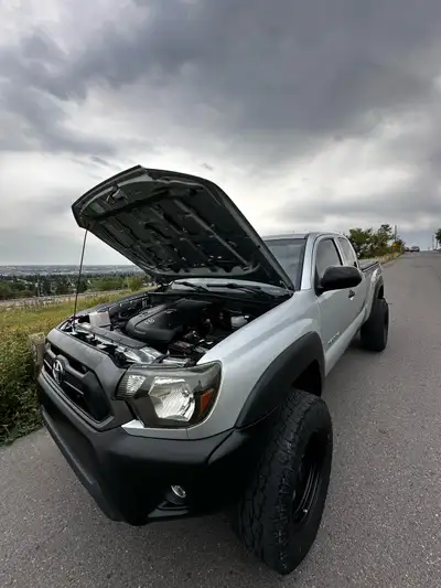 2012 Toyota Tacoma – Lifted 4x4 – Downtown Calgary $17 000 NO TRADES Solid truck with 3 inch lift, h...
