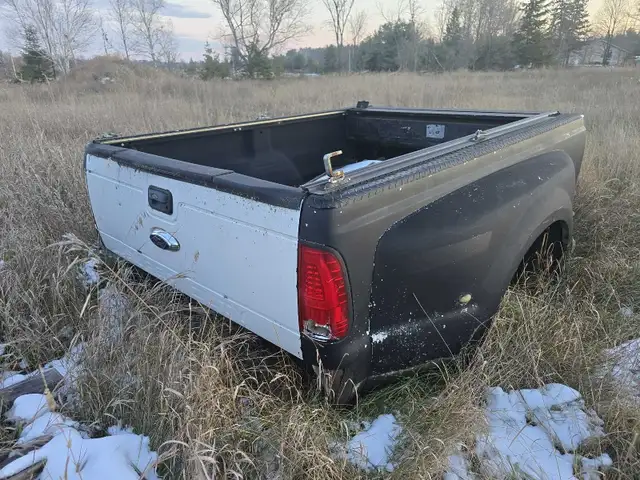 2008 F350 Dully Box in Auto Body Parts in Renfrew - Image 2