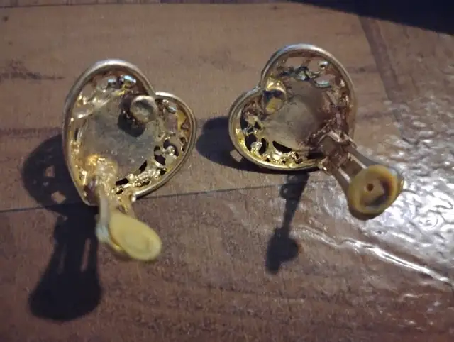 Vintage Gold Pearls Hearts Earrings Clip On in Jewellery & Watches in City of Montréal - Image 4