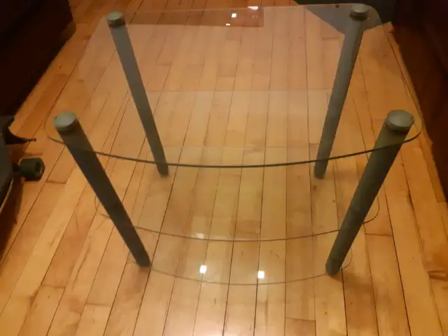 Table en verre 3 étages  $65 in Coffee Tables in City of Montréal - Image 3