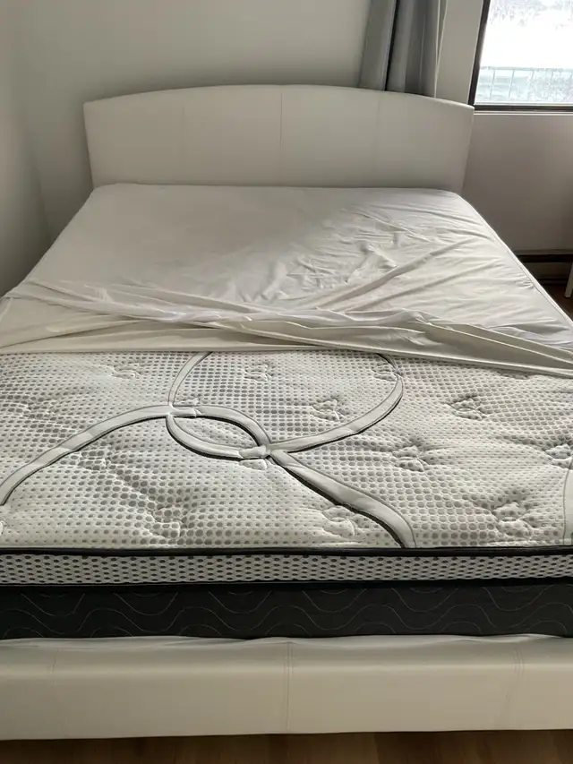 Grand lit avec une base in Beds & Mattresses in Longueuil / South Shore - Image 3