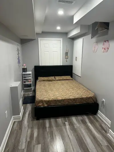 Bright & Spacious Room for Rent – $550/Month (Utilities Included) Major Intersection: Bovaird Drive...
