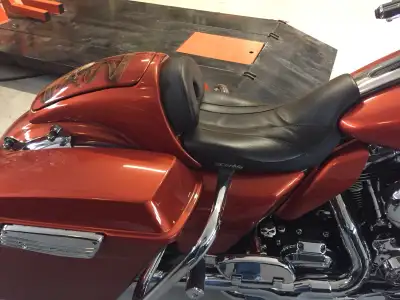 Corbin Smuggler seat, fits Harley FLH’s excellent condition no scratches or bruises.