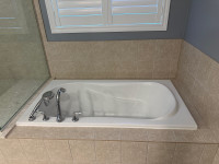Soaker tub and faucet