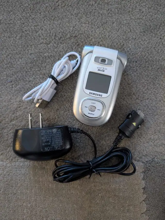 VGUC - Vintage Retro Classic Bell Samsung Flip Phone in Cell Phones in Oshawa / Durham Region - Image 3