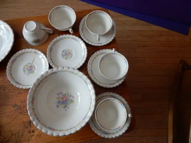 Vintage Gloria pattern -England-J&G Meakin-391413-33 piece set in Arts & Collectibles in Saskatoon - Image 3