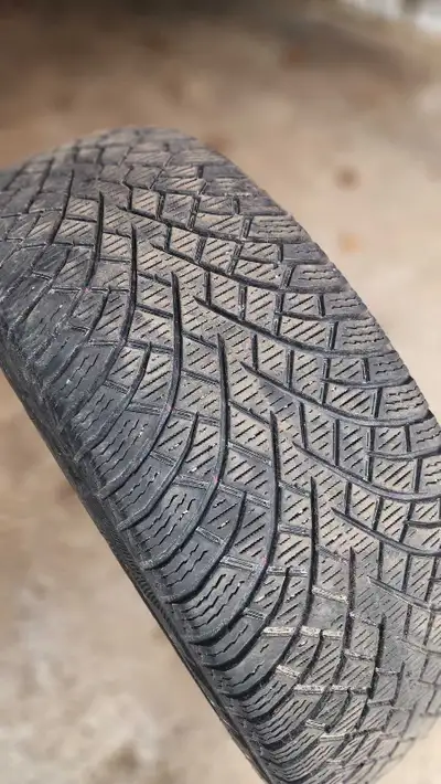 I am selling a set of used like new Nokian Hakkapeliitta R5 winter tires, size 265/70R17. These tire...