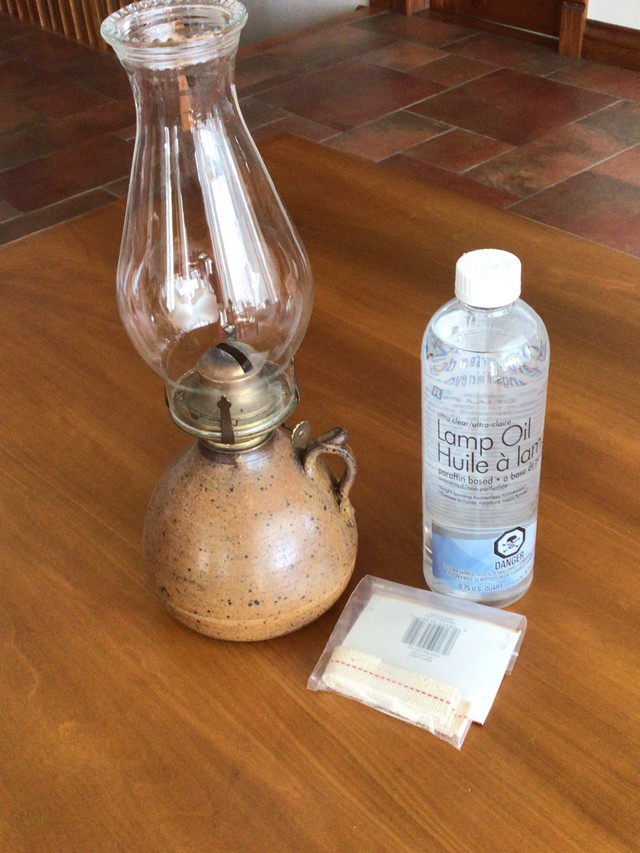 Lampe à l’huile + bouteille à huile à lampe + mèche neuve dans Décoration intérieure et accessoires  à Laurentides