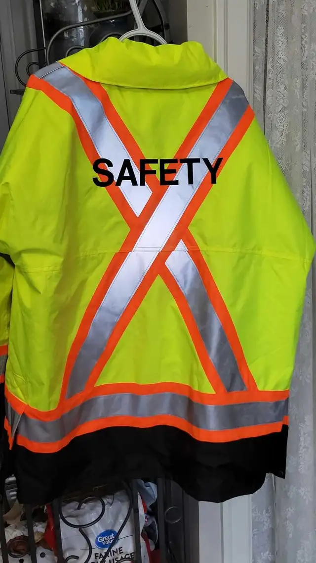 Pioneer hi vis parka 2xl  in Men's in Calgary - Image 3