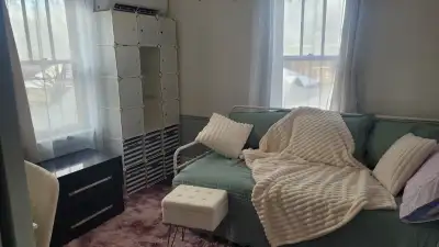 → $695 All-Inclusive! ★ Available Jan 1, 2026! Perfect for University of Windsor or St. Clair Colleg...