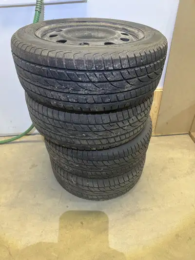Pneus d'hiver avec jante 205/55R16. Cote de vitesse 91H. Bolt patern 5x110. Usure minime; il reste 7...