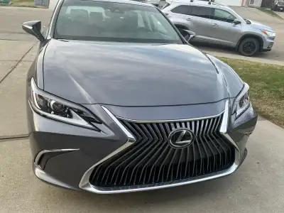 The 2020 Premium Lexus ES 350 is a mid-size luxury sedan featuring a refined 3.5 L V6 engine and fro...
