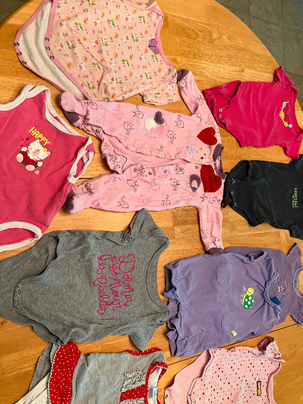 Lot vêtements bébé filles (11 cache-couché et 1 pyjama) 0-12M dans Vêtements - 3 à 6 mois  à Granby - Image 2