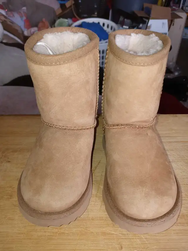 TODDLER UGG BOOTS (Sizes: 7) in Kids & Youth in City of Toronto - Image 6