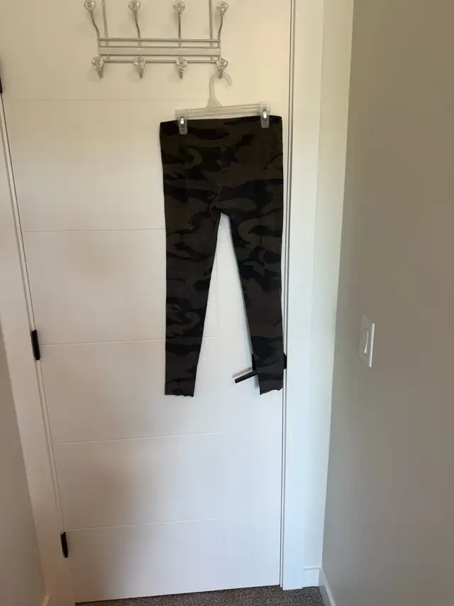 TNA Camo Leggings  in Women's - Bottoms in Calgary - Image 4