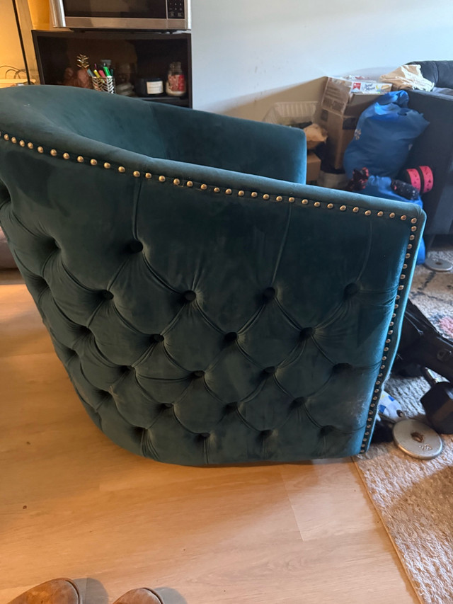 Large Accent Chair in Chairs & Recliners in Trenton - Image 2
