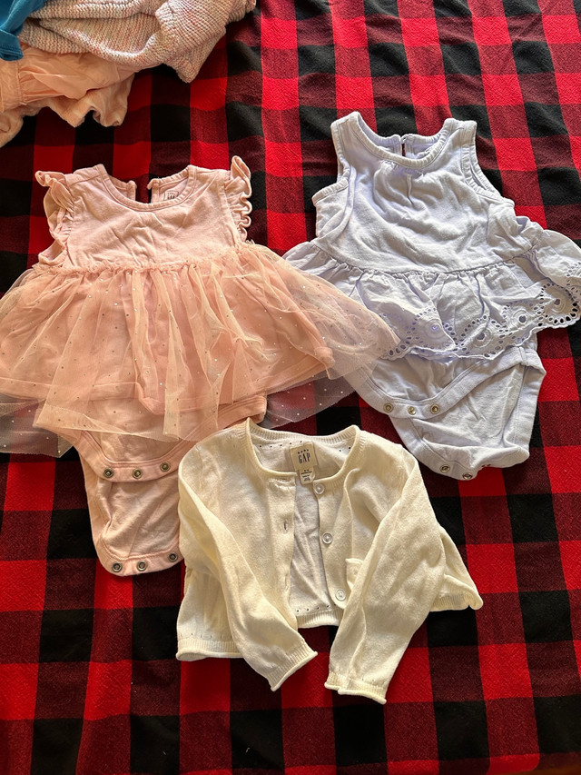 Infant onesies and button up sweater, 6-12 months in Clothing - 6-9 Months in Mississauga / Peel Region
