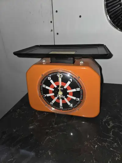 Vintage retro Italian scale. Beautiful colour in great shape. 1970