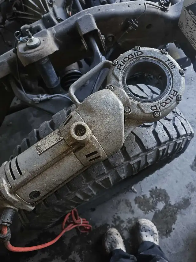 RIDGID 700 PIPE THREADER 64192109821441120