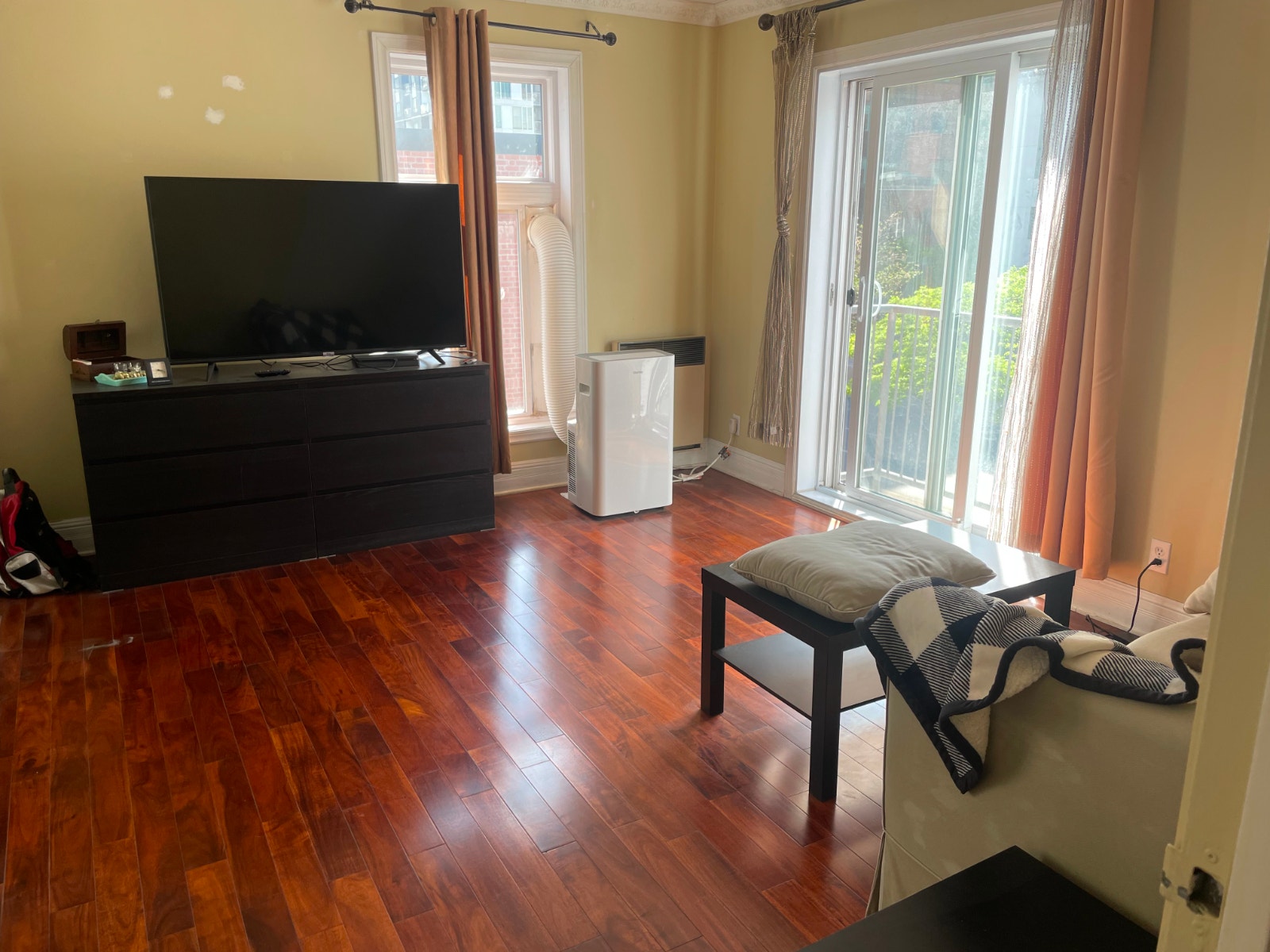 A furnished bedroom AVL for Rent next to Berri uqam metro — photo 1