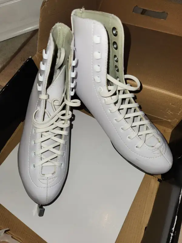 WINNWELL ladies figure skates US size 5 (EU 35-36) in Skates & Blades in Markham / York Region - Image 2