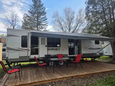 Roulotte 30' 2011 1 chambre fermée queen grand garde robe+1 sofa lit la chambre communique avec sall...