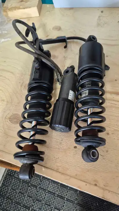 1.5 inch lift kit with adjustable 13 inch shocks. Was installed on a 2017 harley triglide. I went wi...