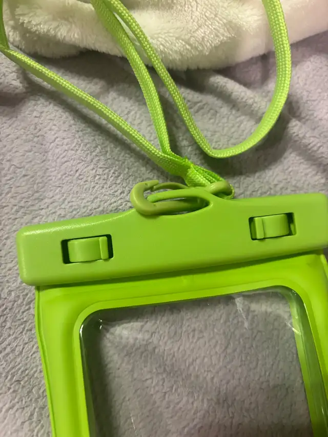 Waterproof cell phone pouch in Cell Phone Accessories in Guelph - Image 3