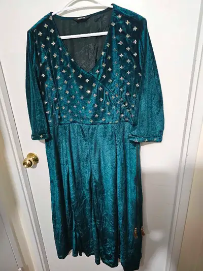 MOVING SALE Colour: Green/Teal Fabric: Velvet Work: Embroidered Neck: V Sleeve: Three Quarter Lining...