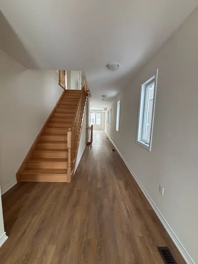 4 Bedrooms 2.5 washrooms - Semidetached in Long Term Rentals in Oakville / Halton Region - Image 3