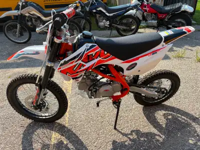 Get ready for off-road adventures with this Kayo TT125 dirt bike, a reliable 125cc machine perfect f...