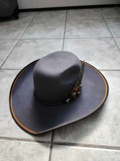 Never worn, bought to hang on wall. Range rider b hat by resistol. 7 and 3/8 size. Mens.