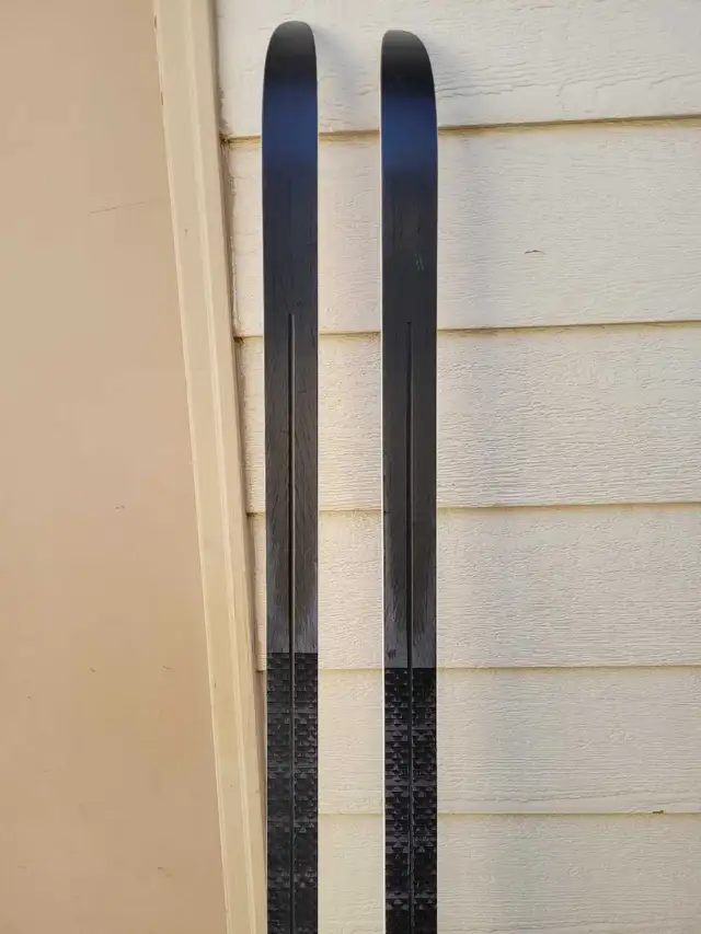 Rossignol XTour venture  Skin  cross coutry ski 198cm  in Ski in Calgary - Image 9