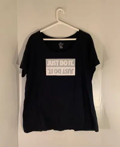 - Pre-Owned/Used - Women’s Size: XXL / 2XL / Extra Extra Large - Brand: Nike - Athletic Cut - Messag...