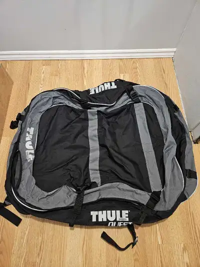 This Thule Quest 846 soft-sided cargo carrier is a reliable solution for your vehicle's hauling need...