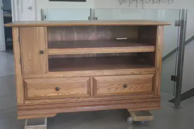 Meuble de 48 pouces de large et de 24 pouces de profondeur. Superbe condition.