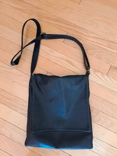 Acheté en Italie, cuir véritable 2 poches 11 1/4 pouces x 12 1/2 pouces