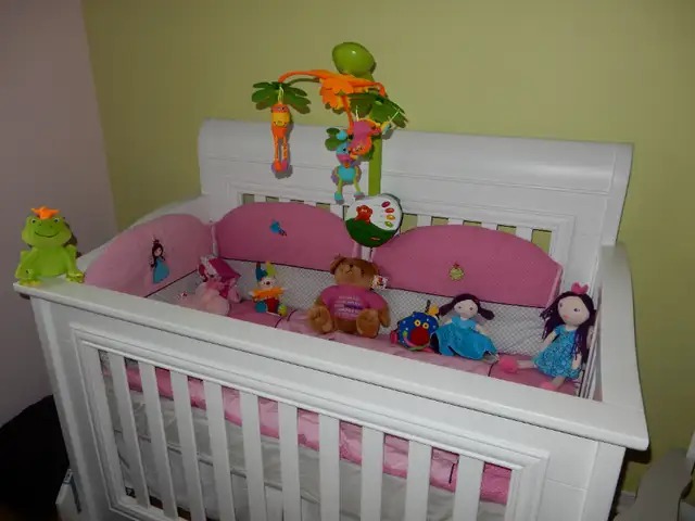 Convertible/evolving bedroom furniture62865712305282121