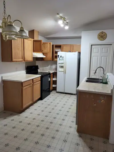 2-Bed/2-Bath *upper unit for rent*– South Windsor, ON (Dobrich Street, off Dominion Blvd) *Location:...