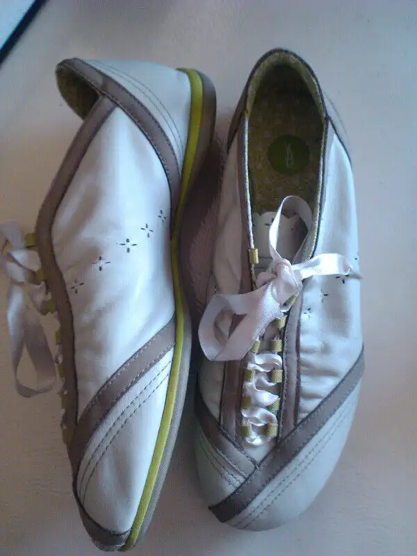 Women`s Reebok Casual shoes size 7.5 very rare in Women's - Shoes in City of Toronto - Image 4