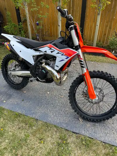 2023 ktm 250 sx 4.7 hrs fmf pipe /silencer extra seat /black plastics $8700 call 1780 387-8991 no em...