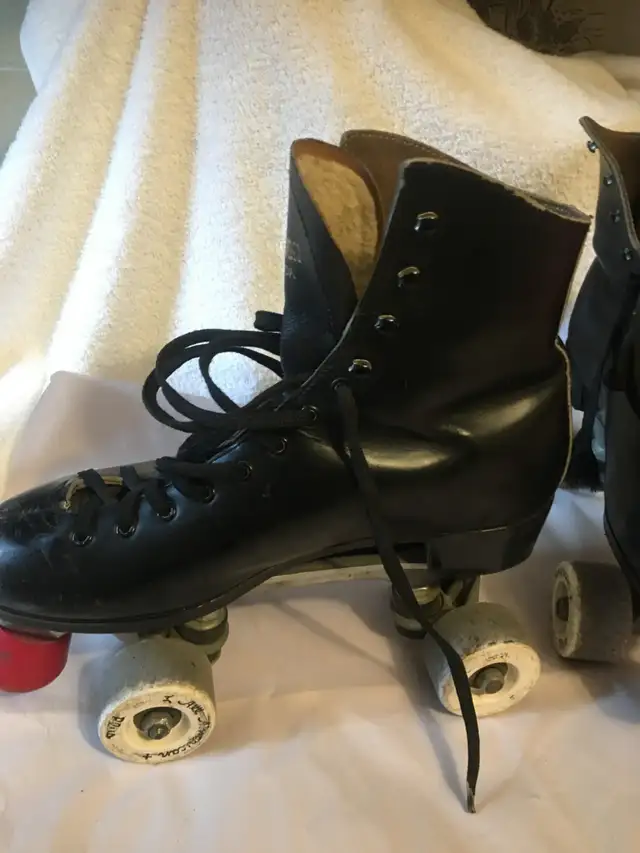 VINTAGE DOMINION CANADA LEATHER ROLLER  SKATES in Skates & Blades in Mississauga / Peel Region - Image 3