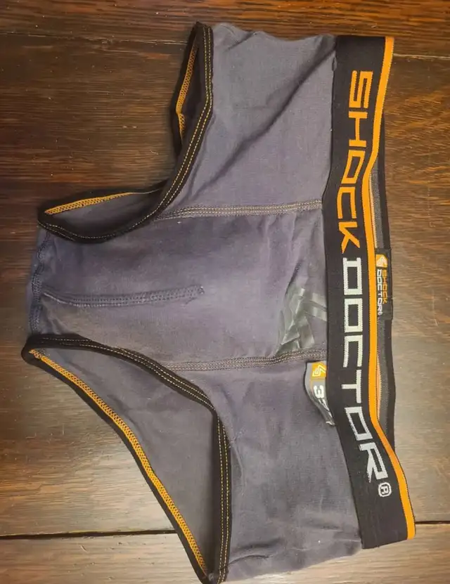 Baseball equipment package (bag, helmet, gloves, pants, bat) in Baseball & Softball in City of Toronto - Image 4