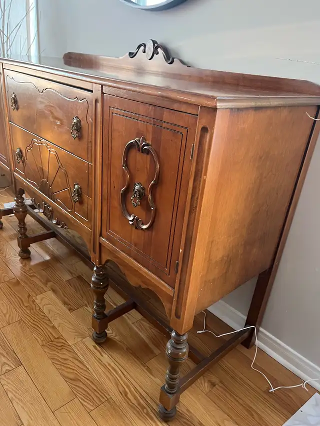 Antique Buffet/Hutch 2 pieces  in Hutches & Display Cabinets in Cornwall - Image 4