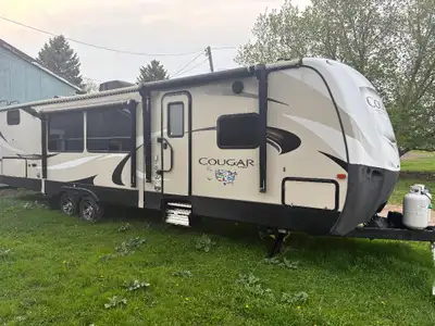 A 2018 34ft Luxury Keystone Cougar Travel Trailer 1/2 Ton in great condition Fully equipped with num...