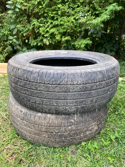 Lot de 2 pneus Firestone, grandeur P235/60R17 Ils ont déjà servi mais sont encore en bon état et prê...